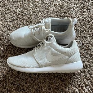 White Nike Roshe